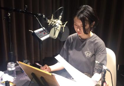 劇団では着ぐるみを着て、子どもたちの前で演技することが多い。「声優はどんなキャラクターにもなれるのが魅力。一方、演劇はお客さんの反応が肌で感じられて楽しい」という寺井さん。両方で活躍できるのは、芸短で幅広い学びがあったからこそ。