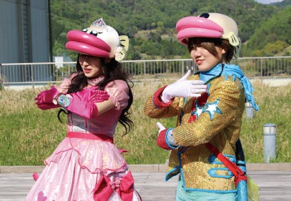 劇団では着ぐるみを着て、子どもたちの前で演技することが多い。「声優はどんなキャラクターにもなれるのが魅力。一方、演劇はお客さんの反応が肌で感じられて楽しい」という寺井さん。両方で活躍できるのは、芸短で幅広い学びがあったからこそ。