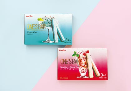 入社以来、お菓子やヘルスケア用品、カップラーメンなど、さまざまな商品のデザインを担当。買い物に行くと、商品を手に取りながらついパッケージやフォントを観察してしまうという。