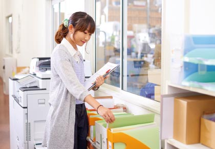 送り状などの作成・送付も業務の一部。展示会でお客様にほめられた「ペットカート・ファーストクラス」は、とくに思い入れのある商品。