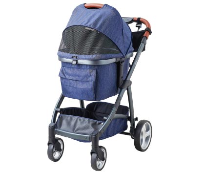 送り状などの作成・送付も業務の一部。展示会でお客様にほめられた「ペットカート・ファーストクラス」は、とくに思い入れのある商品。