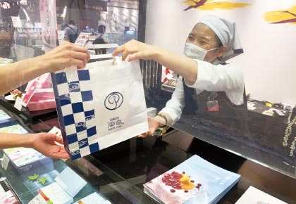 店舗には常連さんも多い。メモ、電卓、ボールペン、印鑑は必須アイテム。