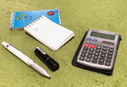 店舗には常連さんも多い。メモ、電卓、ボールペン、印鑑は必須アイテム。