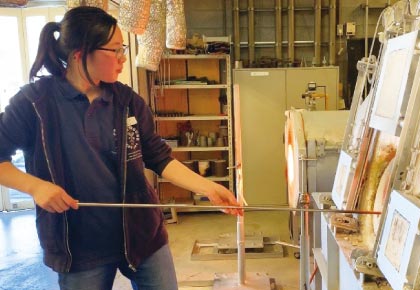 吹きガラスの炉のなかの温度は1000℃以上。赤く溶けたガラスを吹き竿で巻き取り、息を吹き込んでコップや皿などをつくる。箱根クラフトハウスの体験時間は1回15分ほど。