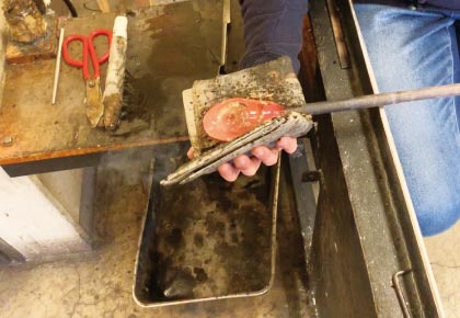 吹きガラスの炉のなかの温度は1000℃以上。赤く溶けたガラスを吹き竿で巻き取り、息を吹き込んでコップや皿などをつくる。箱根クラフトハウスの体験時間は1回15分ほど。