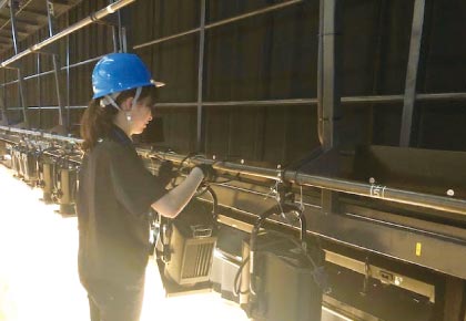 照明の準備・点検から、本番の操作も行う。スポットライトを扱うときは、高所に登ることも。「演目のスタートに合わせて照明を点灯するときは、ちょっとドキドキしますね」