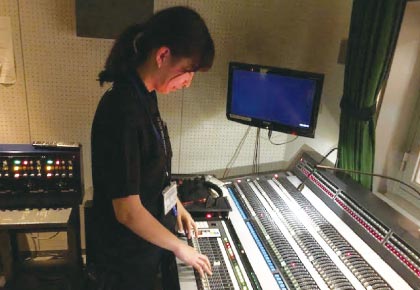 照明の準備・点検から、本番の操作も行う。スポットライトを扱うときは、高所に登ることも。「演目のスタートに合わせて照明を点灯するときは、ちょっとドキドキしますね」