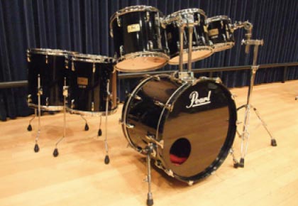 あらゆるタイプの会場設営に対応できるように、スピーカーやミキサー、パワーアンプ、各種楽器など多種多様な機材を駆使し、最高の音をつくる。