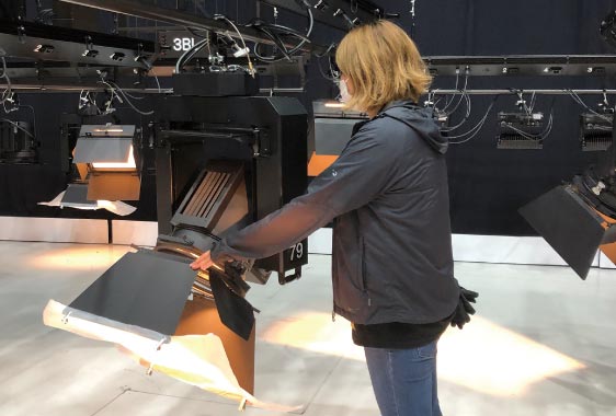 現在は讀賣テレビに常駐し、照明のプロとしてさまざまな番組制作に関わっている。