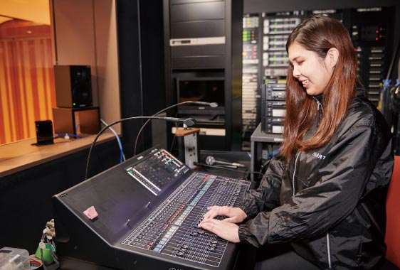 SPACE14（旧大丸心斎橋劇場）で音響を担当。コンサートや落語など多彩な演目に合わせて最適な音の提供を目指している。