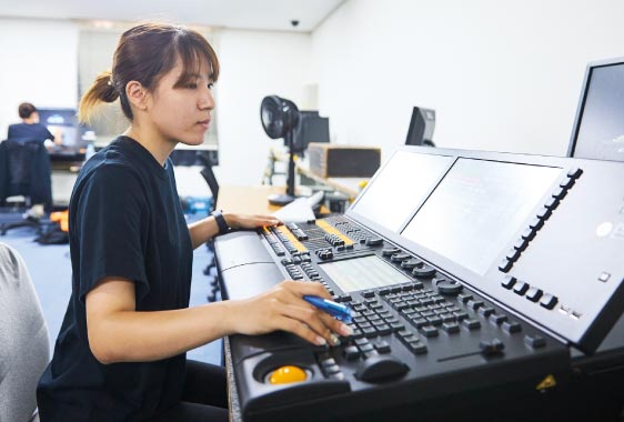 最近では、操作卓の打ち込みを任されることも。照明デザイナーとして活躍することが今後の目標。