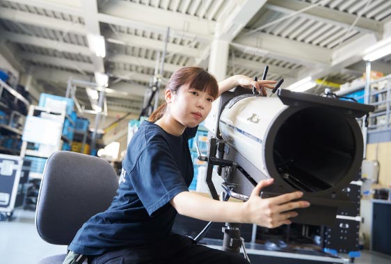 現在は大阪新歌舞伎座に勤務。一人前の照明スタッフをめざし、現場作業を通して技術を磨いている。