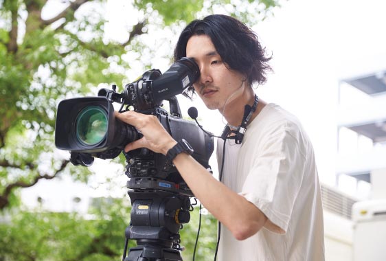 スポーツ中継も担当。アスリートの表情や勝利の瞬間を逃さぬよう、緊張感を持ってカメラを構える。