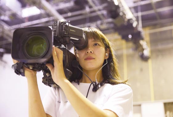 アシスタント期間を経て、最近カメラマンデビューした辻さん。さまざまな現場で経験を積みたいと話す。