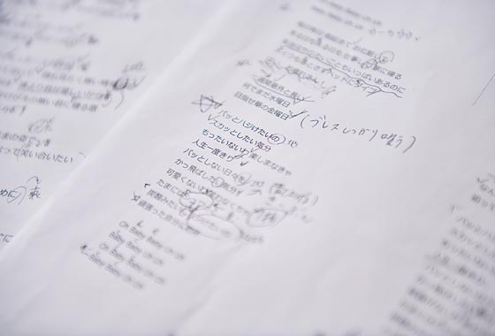 ▲ 楽譜などには細かな書き込みが。磨いてきた歌唱技術をわかりやすく伝える。