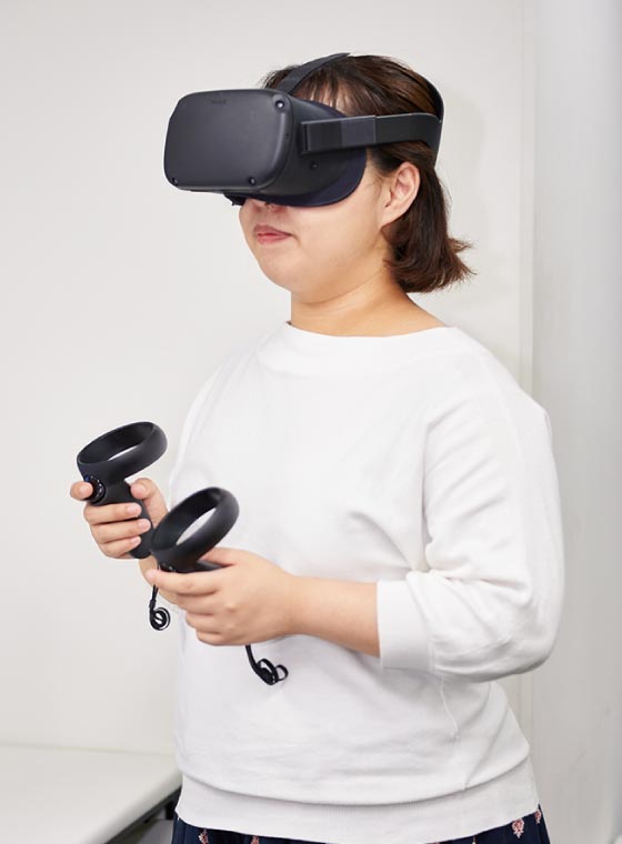 ▲ 現在はゴーグルとコントローラーを使ったコンテンツのプログラミングを担当中。実際に操作を検証しながら作業を進める。