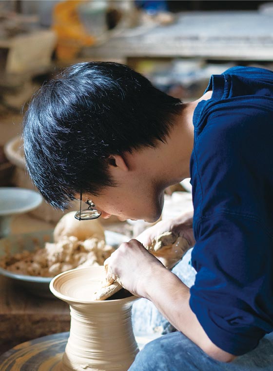 ▲「実用的な“用の美”が息づく器」を理念とする出西窯。河部さんも使われている姿が美しい器をイメージして作陶に取り組む。